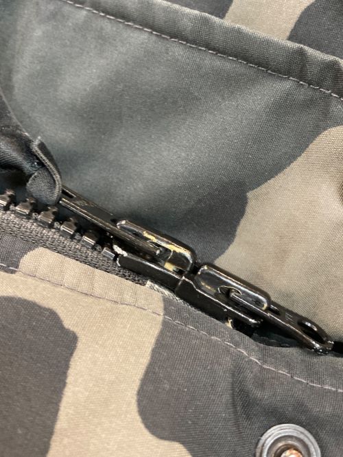 CANADA GOOSE（カナダグース）CANADA GOOSE (カナダグース) MacMillan Parka カモブラック×ネイビー サイズ:Mの古着・服飾アイテム