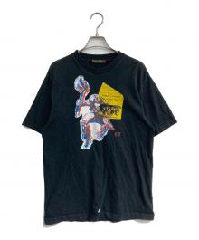 COMPLETE FINESSE×Kostas Seremetis（コンプリートフィネス×コスタスセレメンティス）の古着「プリントTシャツ」｜ブラック