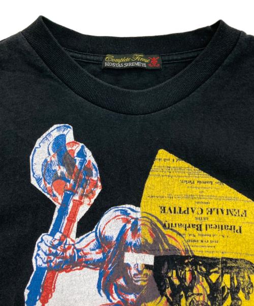 COMPLETE FINESSE（コンプリートフィネス）COMPLETE FINESSE (コンプリートフィネス) KOSTAS SEREMETIS (コスタスセレメンティス) プリントTシャツ ブラック サイズ:-の古着・服飾アイテム