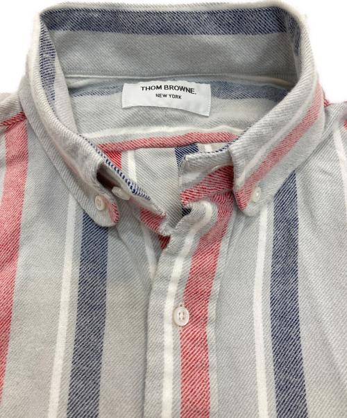 THOM BROWNE. NEW YORK（トムブラウン ニューヨーク）THOM BROWNE. NEW YORK (トムブラウンニューヨーク) ストライプシャツ ブルー×レッド サイズ:5の古着・服飾アイテム