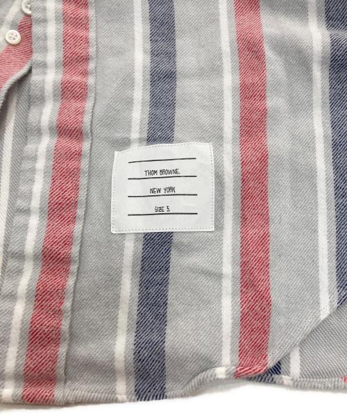 THOM BROWNE. NEW YORK（トムブラウン ニューヨーク）THOM BROWNE. NEW YORK (トムブラウンニューヨーク) ストライプシャツ ブルー×レッド サイズ:5の古着・服飾アイテム
