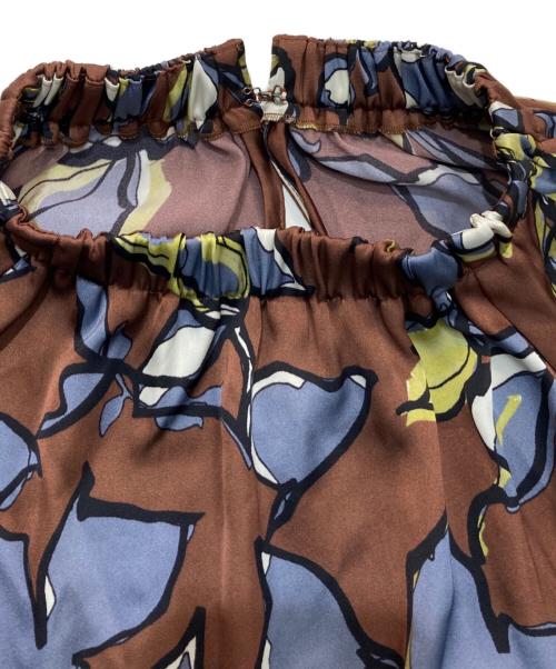 TOMORROW LAND（トゥモローランド）TOMORROW LAND (トゥモローランド) エスターリーフプリント ネックギャザーブラウス　13-01-24-01704 ブラウン サイズ:Sの古着・服飾アイテム