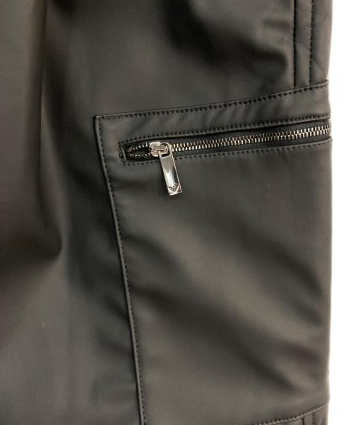 EMPORIO ARMANI（エンポリオアルマーニ）EMPORIO ARMANI (エンポリオアルマーニ) フェイクレザーカーゴパンツ　22AW　H31P42 C1141 ブラック サイズ:44の古着・服飾アイテム