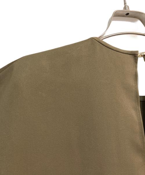 VERMEIL par iena（ヴェルメイユ パー イエナ）VERMEIL par iena (ヴェルメイユ パー イエナ) ノースリーブタックブラウス カーキ サイズ:Free 未使用品の古着・服飾アイテム