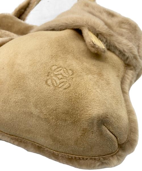 LOEWE（ロエベ）LOEWE (ロエベ) アナグラムムートンバッグ ベージュの古着・服飾アイテム