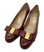 Salvatore Ferragamoサルヴァトーレ フェラガモ）の古着「型押しヴァラリボンパンプス」｜ブラウン