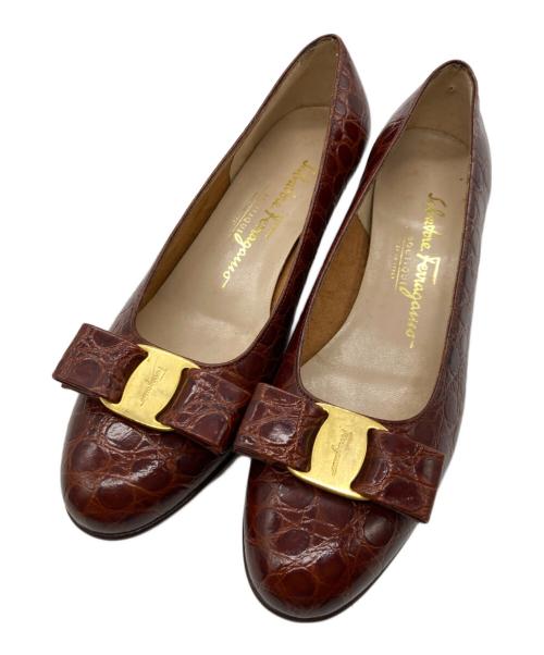 Salvatore Ferragamo（サルヴァトーレ フェラガモ）Salvatore Ferragamo (サルヴァトーレ フェラガモ) 型押しヴァラリボンパンプス ブラウン サイズ:6の古着・服飾アイテム