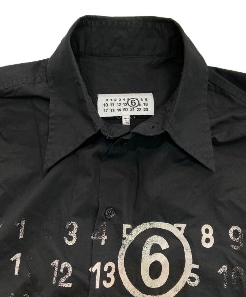 MM6 Maison Margiela（エムエムシックスメゾンマルジェラ）MM6 Maison Margiela (エムエムシックスメゾンマルジェラ) ナンバーロゴロングスリーブシャツ　23AW　S62DT0024 ブラック サイズ:48の古着・服飾アイテム