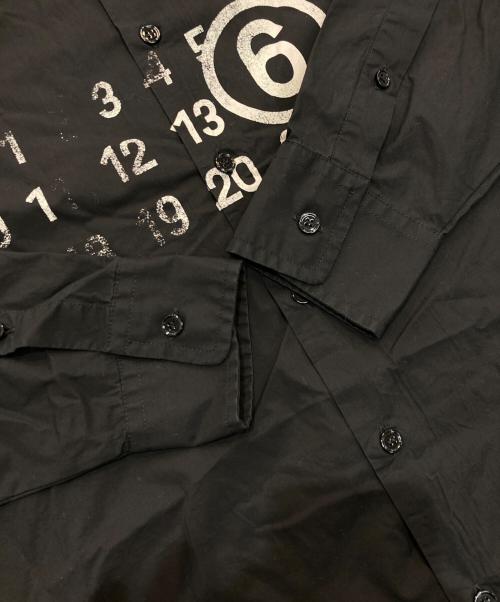 MM6 Maison Margiela（エムエムシックスメゾンマルジェラ）MM6 Maison Margiela (エムエムシックスメゾンマルジェラ) ナンバーロゴロングスリーブシャツ　23AW　S62DT0024 ブラック サイズ:48の古着・服飾アイテム