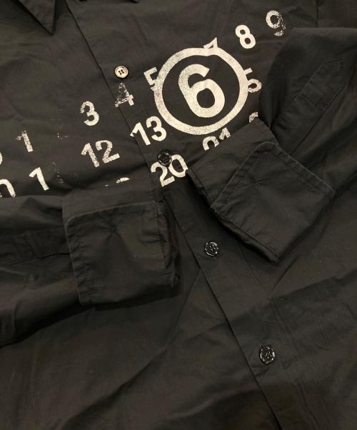 MM6 Maison Margiela（エムエムシックスメゾンマルジェラ）MM6 Maison Margiela (エムエムシックスメゾンマルジェラ) ナンバーロゴロングスリーブシャツ　23AW　S62DT0024 ブラック サイズ:48の古着・服飾アイテム