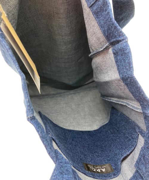 A.P.C.（アーペーセー）A.P.C. (アーペーセー) ロゴプリントデニムトートバッグ インディゴの古着・服飾アイテム