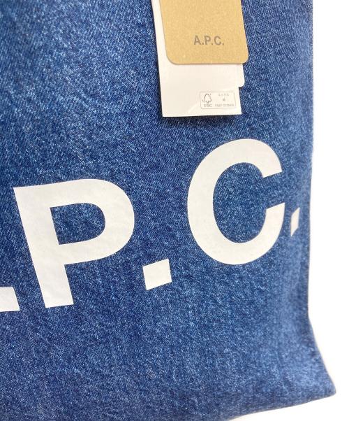 A.P.C.（アーペーセー）A.P.C. (アーペーセー) ロゴプリントデニムトートバッグ インディゴの古着・服飾アイテム