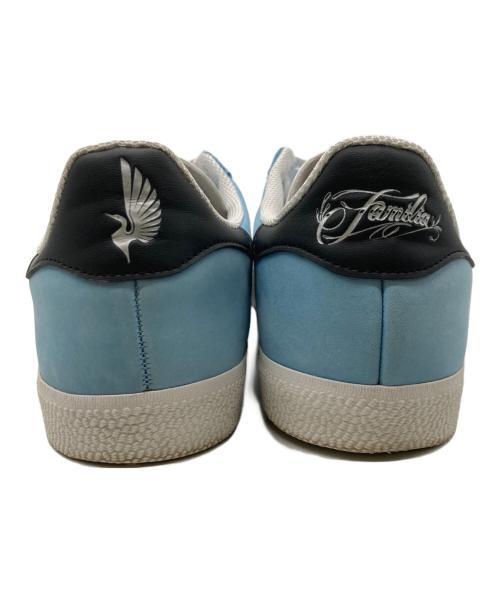adidas Originals（アディダスオリジナル）adidas originals (アディダスオリジナル) MNUFC × Familia Gazelle Adv スカイブルー サイズ:26.5cmの古着・服飾アイテム