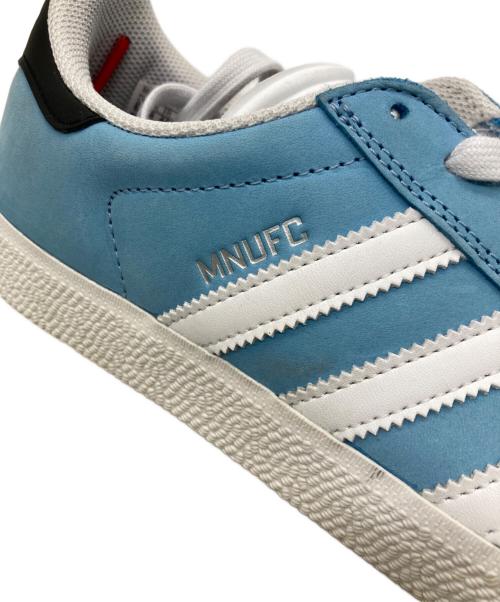 adidas Originals（アディダスオリジナル）adidas originals (アディダスオリジナル) MNUFC × Familia Gazelle Adv スカイブルー サイズ:26.5cmの古着・服飾アイテム