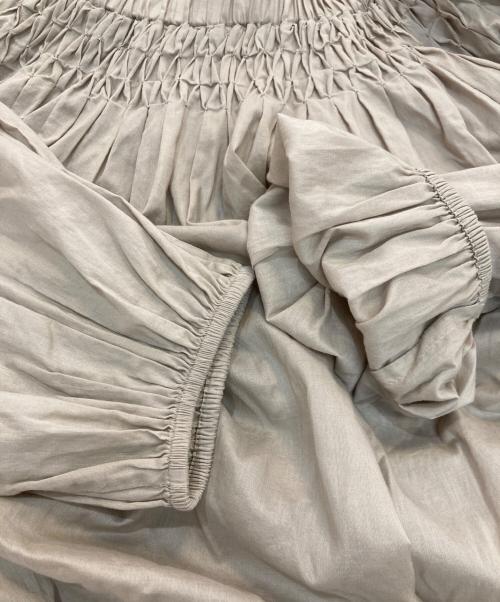 merlette（マーレット）Merlette (マーレット) スモッキングオフショルダーギャザーブラウス　3910700017 ベージュ サイズ:Sの古着・服飾アイテム