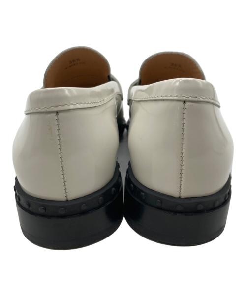 TOD'S（トッズ）TOD'S (トッズ) エナメルコインローファー オフホワイト サイズ:36　1/2の古着・服飾アイテム