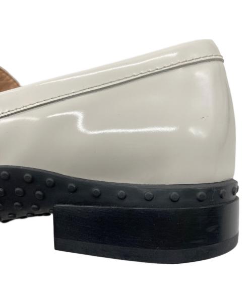 TOD'S（トッズ）TOD'S (トッズ) エナメルコインローファー オフホワイト サイズ:36　1/2の古着・服飾アイテム