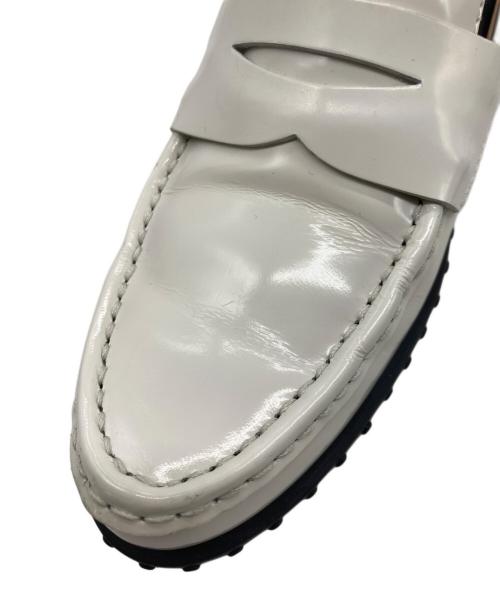 TOD'S（トッズ）TOD'S (トッズ) エナメルコインローファー オフホワイト サイズ:36　1/2の古着・服飾アイテム