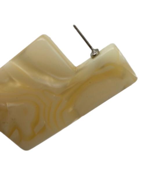 TOGA PULLA（トーガ プルラ）TOGA PULLA (トーガ プルラ) Marble pierced earrings オフホワイトの古着・服飾アイテム