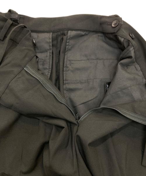 Spick and Span（スピック＆スパン）Spick and Span (スピックアンドスパン) サスペンダー付きアシンメトリータックパンツ　25SS　25030200403010 ブラック サイズ:38の古着・服飾アイテム