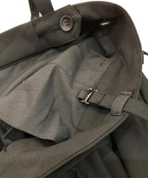 Spick and Span（スピック＆スパン）Spick and Span (スピックアンドスパン) サスペンダー付きアシンメトリータックパンツ　25SS　25030200403010 ブラック サイズ:38の古着・服飾アイテム