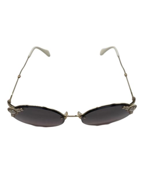 MIU MIU（ミュウミュウ）MIU MIU (ミュウミュウ) フェイクパール ラインストーンサングラス パープル サイズ:60口18の古着・服飾アイテム