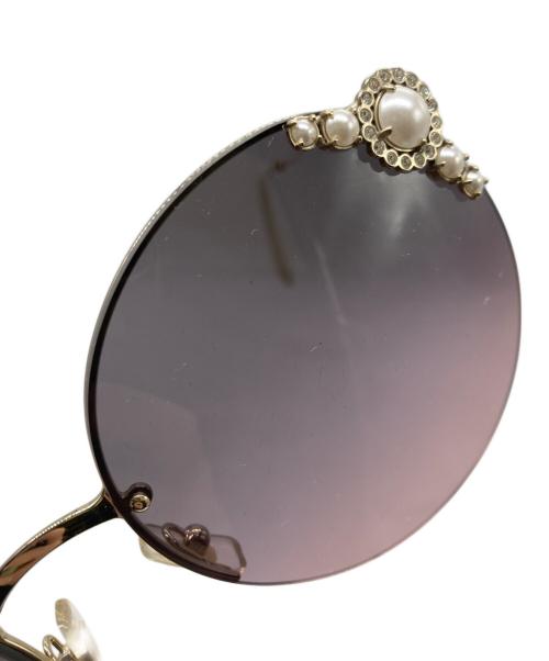MIU MIU（ミュウミュウ）MIU MIU (ミュウミュウ) フェイクパール ラインストーンサングラス パープル サイズ:60口18の古着・服飾アイテム