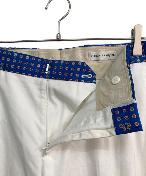 ALEXANDER McQUEEN（アレキサンダーマックイーン）ALEXANDER McQUEEN (アレキサンダーマックイーン) センタープレスパンツ　452543 ホワイト サイズ:54の古着・服飾アイテム