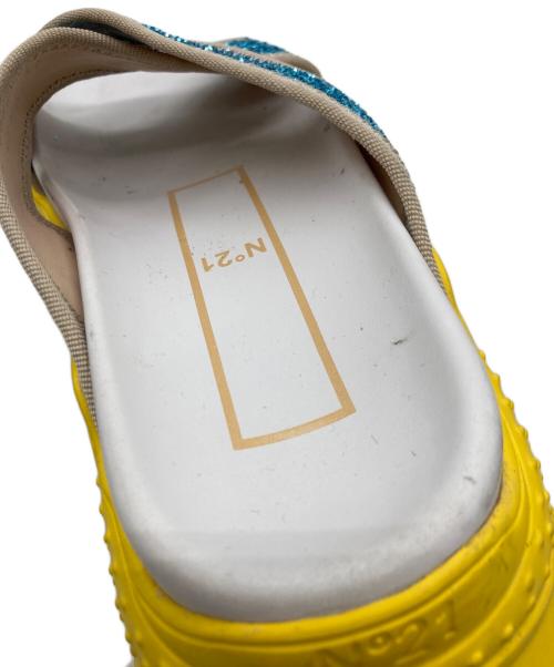 N°21（ヌメロヴェントゥーノ）N°21 (ヌメロヴェントゥーロ) グリッターサンダル　0062 ブルー×イエロー サイズ:37の古着・服飾アイテム