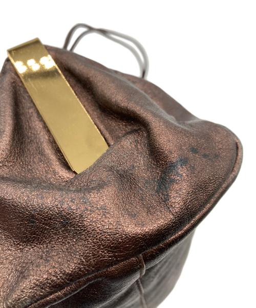 MIU MIU（ミュウミュウ）MIU MIU (ミュウミュウ) メタリックレザーハンドバッグ ブラウンの古着・服飾アイテム