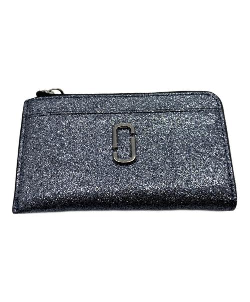 MARC JACOBS（マークジェイコブズ）MARC JACOBS (マークジェイコブス) ザ コーテッド グリッター J マーク トップ ジップ マルチ ウォレット　2R3SMP039S10 シルバー サイズ:-の古着・服飾アイテム