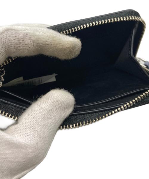 MARC JACOBS（マークジェイコブズ）MARC JACOBS (マークジェイコブス) ザ コーテッド グリッター J マーク トップ ジップ マルチ ウォレット　2R3SMP039S10 シルバー サイズ:-の古着・服飾アイテム