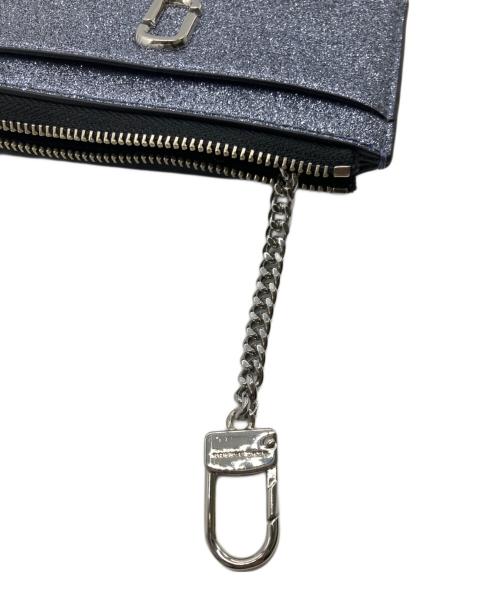 MARC JACOBS（マークジェイコブズ）MARC JACOBS (マークジェイコブス) ザ コーテッド グリッター J マーク トップ ジップ マルチ ウォレット　2R3SMP039S10 シルバー サイズ:-の古着・服飾アイテム