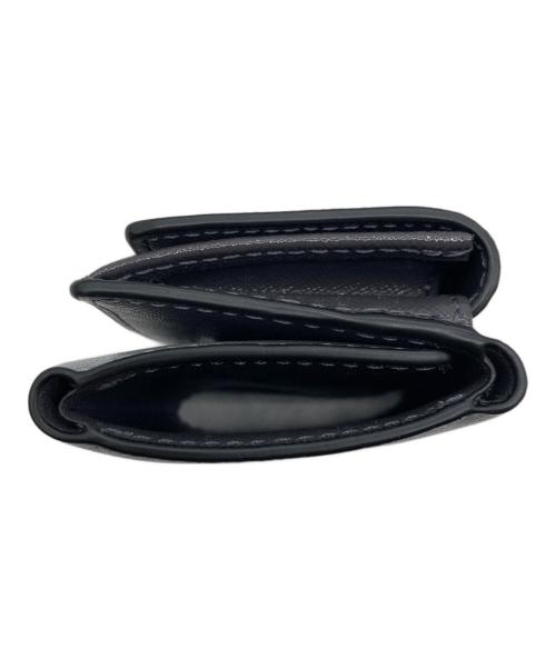 MARC JACOBS（マークジェイコブズ）MARC JACOBS (マークジェイコブス) ザ ユーティリティ スナップショット 三つ折り ウォレット ミニ　2F3SMP060S07 グレー サイズ:-の古着・服飾アイテム