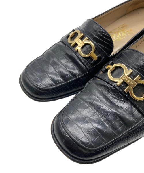 Salvatore Ferragamo（サルヴァトーレ フェラガモ）Salvatore Ferragamo (サルヴァトーレ フェラガモ) 型押しガンチーニローファー ブラック サイズ:5.5の古着・服飾アイテム