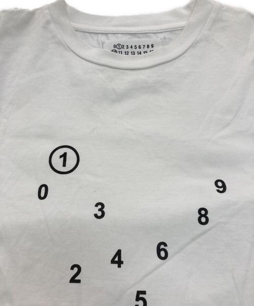 Maison Margiela（メゾンマルジェラ）Maison Margiela (メゾンマルジェラ) ナンバリングロゴTシャツ ホワイト サイズ:Mの古着・服飾アイテム