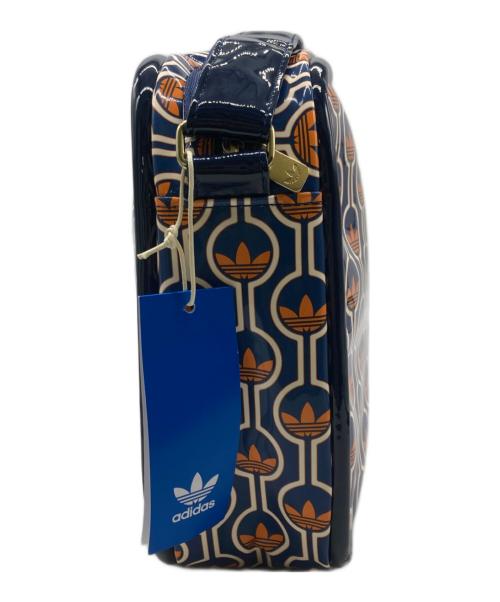 adidas Originals（アディダスオリジナル）adidas originals (アディダスオリジナル) モノグラムプリント エアライナーバッグ ネイビー×オレンジの古着・服飾アイテム