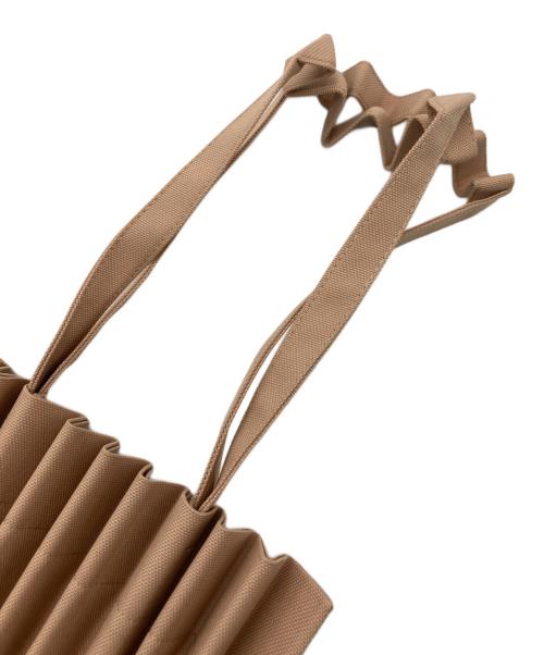 me ISSEY MIYAKE（ミーイッセイ ミヤケ）me ISSEY MIYAKE (ミーイッセイ ミヤケ) TRUNK PLEATS BAG ブラウンの古着・服飾アイテム