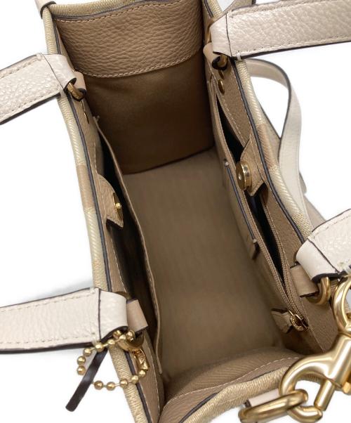 COACH（コーチ）COACH (コーチ) デンプシー トート 22 シグネチャー ジャカード ウィズ ストライプ アンド コーチ パッチ ベージュの古着・服飾アイテム
