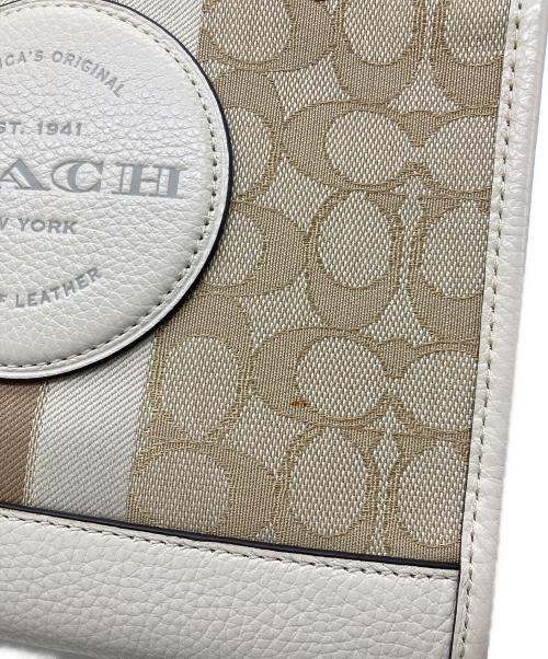 COACH（コーチ）COACH (コーチ) デンプシー トート 22 シグネチャー ジャカード ウィズ ストライプ アンド コーチ パッチ ベージュの古着・服飾アイテム