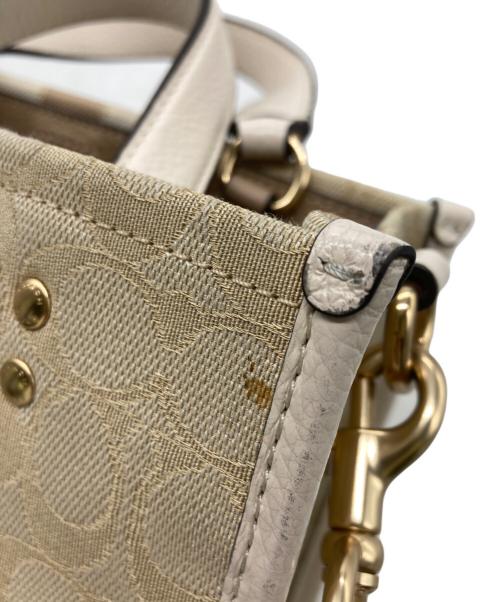 COACH（コーチ）COACH (コーチ) デンプシー トート 22 シグネチャー ジャカード ウィズ ストライプ アンド コーチ パッチ ベージュの古着・服飾アイテム