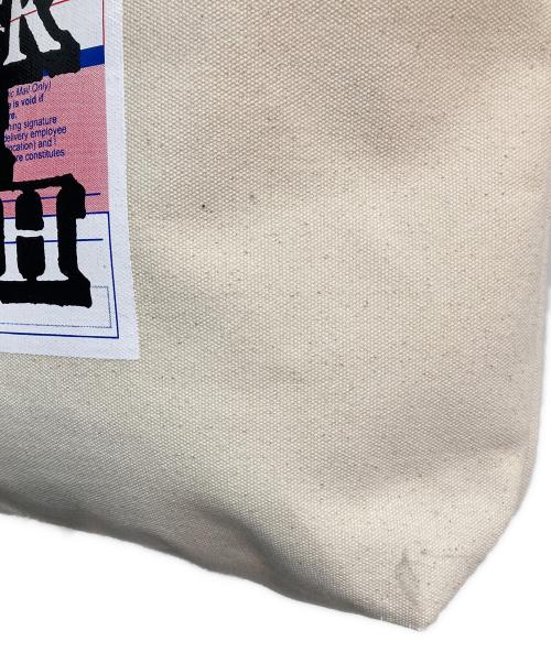 BlackEyePatch（ブラックアイパッチ）BlackEyePatch (ブラックアイパッチ) PRIORITY LABEL BIGトートバッグ ベージュ サイズ:-の古着・服飾アイテム