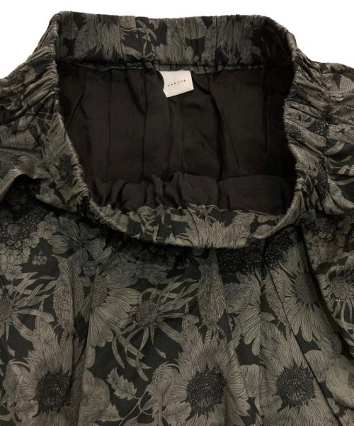 KAGURE（カグレ）kagure (カグレ) リバティプリントスカート　GAA4-25M002 グレー サイズ:Freeの古着・服飾アイテム
