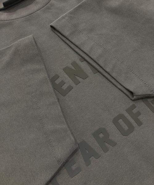 FOG ESSENTIALS（フィアオブゴッド エッセンシャル）FOG ESSENTIALS (フィアオブゴッド エッセンシャル) ロゴ半袖カットソー グレー サイズ:Sの古着・服飾アイテム