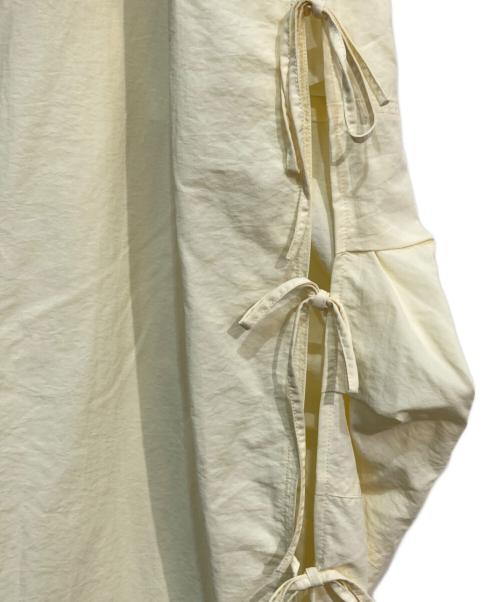 MAISON SPECIAL（メゾンスペシャル）MAISON SPECIAL (メゾンスペシャル) Side Ribbon Voluminous Rompers　21241265313 アイボリー サイズ:38の古着・服飾アイテム