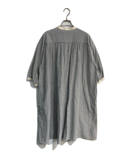 休日と詩（キュウジツトウタ）休日と詩 (キュウジツトウタ) くちぶえロングシャツ　25SS　PO-2547 グレー×ホワイト サイズ:Freeの古着・服飾アイテム