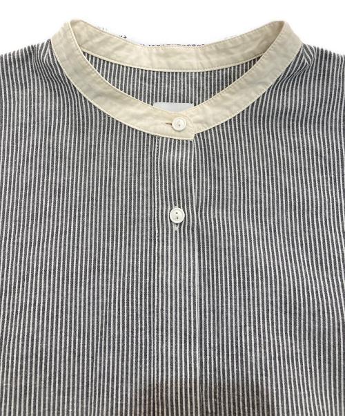 休日と詩（キュウジツトウタ）休日と詩 (キュウジツトウタ) くちぶえロングシャツ　25SS　PO-2547 グレー×ホワイト サイズ:Freeの古着・服飾アイテム