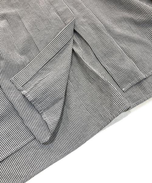 休日と詩（キュウジツトウタ）休日と詩 (キュウジツトウタ) くちぶえロングシャツ　25SS　PO-2547 グレー×ホワイト サイズ:Freeの古着・服飾アイテム