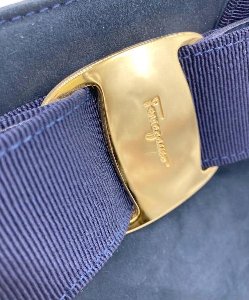 Salvatore Ferragamo（サルヴァトーレ フェラガモ）Salvatore Ferragamo (サルヴァトーレ フェラガモ) ヴァラリボンスウェードバッグ ネイビーの古着・服飾アイテム