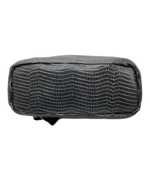 HIROFU（ヒロフ）HIROFU (ヒロフ) 型押しショルダーバッグ ブルー×ブラックの古着・服飾アイテム